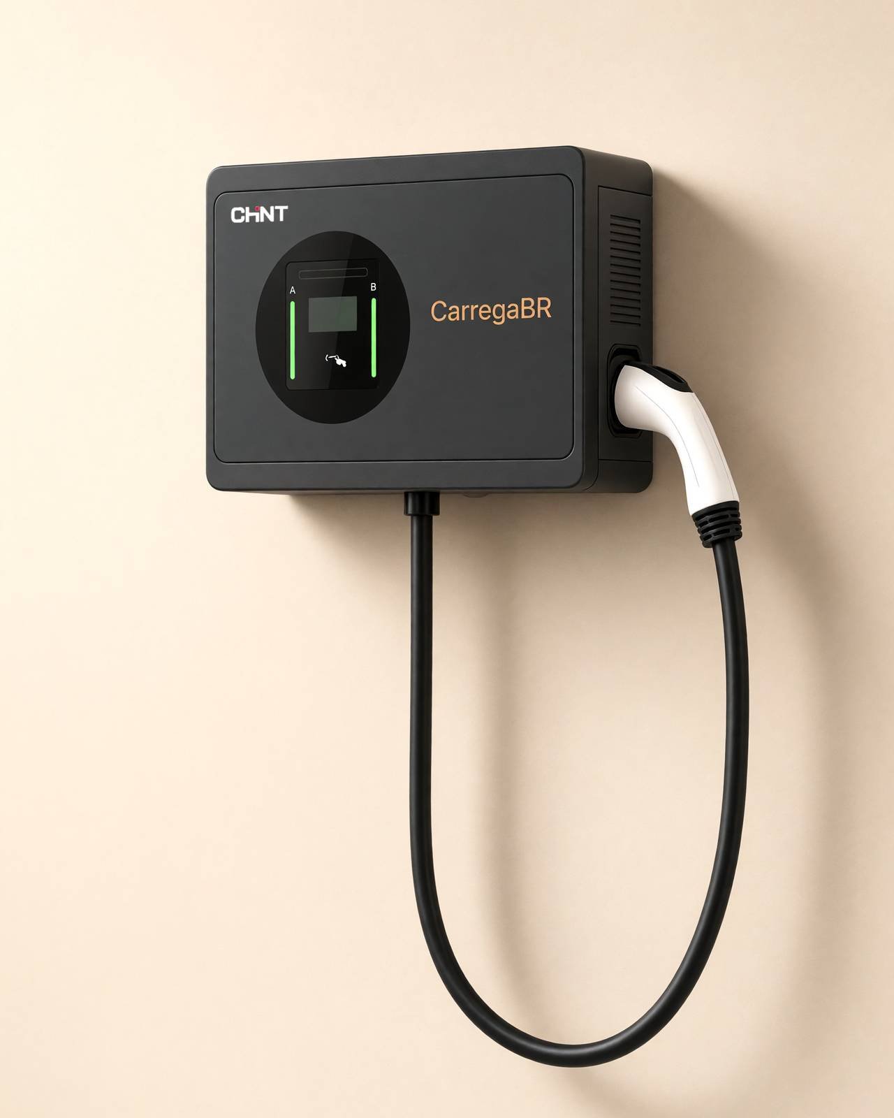 Estação DC Lite de parede em estúdio: gabinete preto com janela redonda e barras verdes, marca CHINT e CarregaBR, cabo com conector CCS2 no suporte lateral