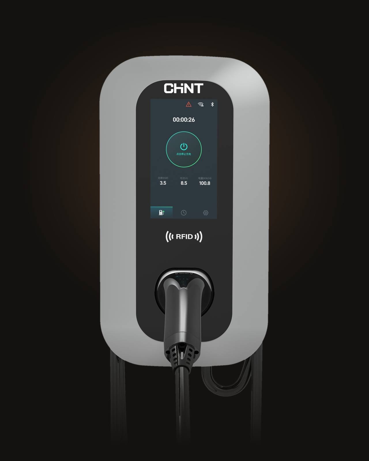 Wallbox AC ULTRA CHINT de frente sobre fundo escuro: tela touch de 7 polegadas, leitor RFID e conector Tipo 2 no suporte